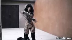 Reproduzir Jessie Lee agita sua bunda molhada e pula peitos grandes. esta armadilha tatuada está toda lubrificada e espera por um desfile de brobdingnagian para foder seu gatinho faminto.