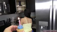 再生 エコノミーズは私の出生日のために処女を奪われた小さな既婚女性のポルノを取ります