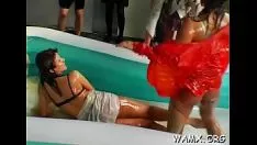 Играть Влажное поисковое завоевание с детьми из племени
