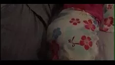 Reproducir Compañera japonesa se folla a la hermana pequeña
