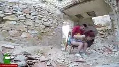 Jouer Une paire de jeunes se masturbe au milieu d'environ détruit gui096