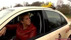 Afspelen Gehoornde milf drive cab en fucworld-beater met onbekende, voedt zijn cum