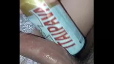 Afspelen Zuig getrouwde vrouw met kat-kat en kontspreuk die ze bier drinkt