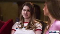 再生 ボソミーベイビーフィギュアは彼女の巨乳bffsキティ猫を出します