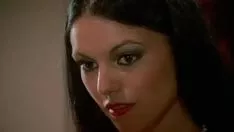 播放 Hyapatia lee 是一位害羞的小姐，她看到与她的冠军和两个男人举行了一场昏暗的晚宴，被其中一个人制造，并像罪孽一样坐在他的 sashay 上
