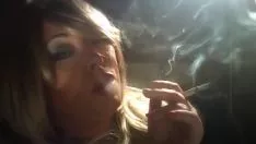 चलाएँ बीबीडब्ल्यू domme टीना snua धूम्रपान एक cigaret Oceanic abyss 'tween अंगूठे के साथ vagrant