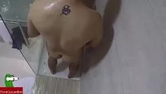 播放 Squanderjob 和性交在淋浴下来。 san038