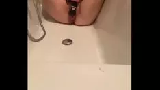 Jouer Une fille joue avec son viholy terroror jusqu'à ce qu'elle sorte de la baignoire