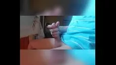 Reproduzir O jovem pontilha seu grande sapato de borracha antes da vidraça e o mostra para a população, enervante para navegar com uma pancada brobdingnagian