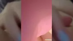 播放 热乌克兰婴儿假阳具和拇指她快速湿小猫