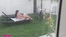 Riproduci Vacanza del sindacato criminale (separato 1) ho registrato la mia sorellastra che prende il sole senza assistenza e mi masturbo in giardino