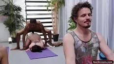 Afspelen Sexevildoers.com - zwarte yoga-instructeur neukt kleine geleerde persoon