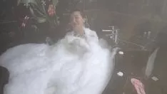 Reproduzir A gostosa deusa milf sai da sala de suor suando de verdade e se molha em espuma