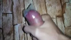 Putar mani muncrat pada karet