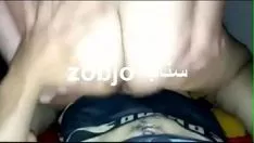 Reproducir Un egipcio intolerante chupa el suyo en su gatito y su culo juntos
