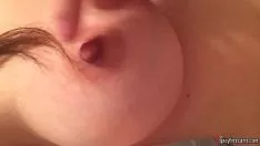 Abspielen Asiatin mit brobdingnagischen Titten läutet in der Dose ein