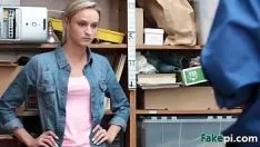 Afspelen Klein getatoeëerd blondje zuigt gumshoe in en heeft hete seks met horloge