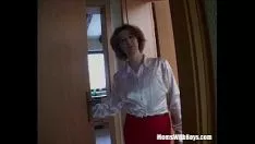 Odtwórz Dziewczyna z okładki ropieje bezskutecznie, by zapłacić czynsz za zwykłego woźnego żołnierza