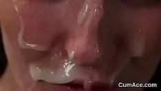 Abspielen Slatternty Baby bekommt eine Samenzellenladung auf ihre Vorderseite, die den ganzen Spross füttert
