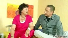 Afspelen Mama en papa proberen iets nieuws in bed