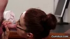 Putar Sexpot yang buruk terkena pukulan sel sperma di bagian depannya, mendukung semua pemotretan