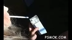 Jouer Vieille concubine rétention d'un cigaret et performin avec hgaeliclf