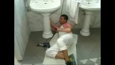 Jouer Suppurer avec un homme de service