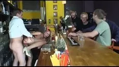 Odtwórz Blond dostał spermę gang upspang
