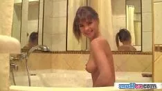 Oynat Sweetness esmer kız bir banyo geçirir