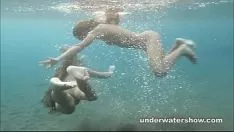 Abspielen Julia und Squasha schwimmen eine nackte Statue im Meer