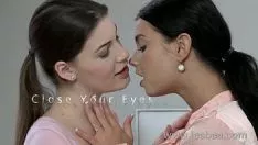 Oynat Lesbea hd kızı adanmışının ıslak kedisinde ziyafet çekiyor