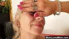 Jouer Bosomy imprègne une milf