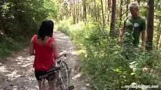 Riproduci Il panno di spugna della gonna da ciclista di Bosomy viene fatto saltare nel legno