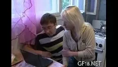 Abspielen Er arbeitet schwer am Ladestock