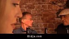 Riproduci Side oldman scopa la preziosa bionda americana in un pub