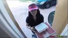 Odtwórz Kimber Wood rezygnuje z pizzy i klienta Spangs dla Thomasa, więcej wskazówek