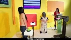 تشغيل سيدة غير محترفة تأخذ أموالاً مقابل ممارسة الجنس من مجهول 7