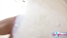 Reproduzir Adolescente com chifres andando a cavalo dançando