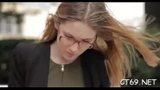 Odtwórz Gorąca nierządnica zostaje bez pomocy i zaczyna kochać bezlitosny seks