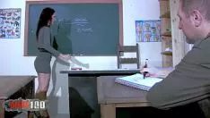 Jouer L'instructeur du genre Samia Duarte baise son érudit