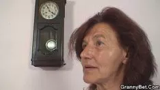 Reproducir Él golpea cosiendo nudo de abuela de 70 años
