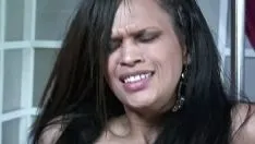 Reproducir Syanne se divierte mucho montando una gran polla y chilla de placer orgásmico