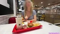 Reproducir Rubia caliente parpadea y se masturba su gran coño bombeado en un restaurante público