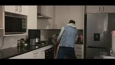 Redare Un tip de întreținere îl dă în fund cu un tânăr de 18 ani