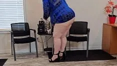 تشغيل لم يتمكن مديري من إبعاد يديه عن مؤخرتي الكبيرة في أول يوم لي (لعب الأدوار) لزوجي وزوجتي