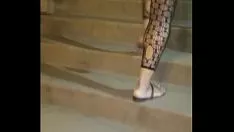 चलाएँ अवलोकन विवाहित महिला की असहयोगी गधे के माध्यम से और व्यापार जिले के माध्यम से चलना