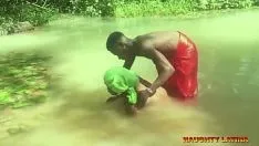Oynat Abanoz afrikalı eş su vaftizi sırasında papazını sikiyor = xvideo red'de tam video