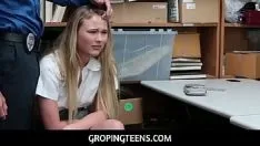播放 Gropingteens - 淘气的小偷艾莉莎·科尔在办公室被殴打