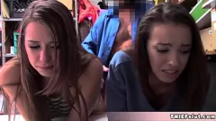 Jouer Des voleuses adolescentes brunes filmées se font prendre dans un plan à trois coquin