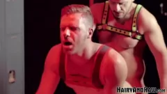 Reproduzir Pedaços musculosos peludos Marc Giacomo e Brian Bonds fodem no vestiário